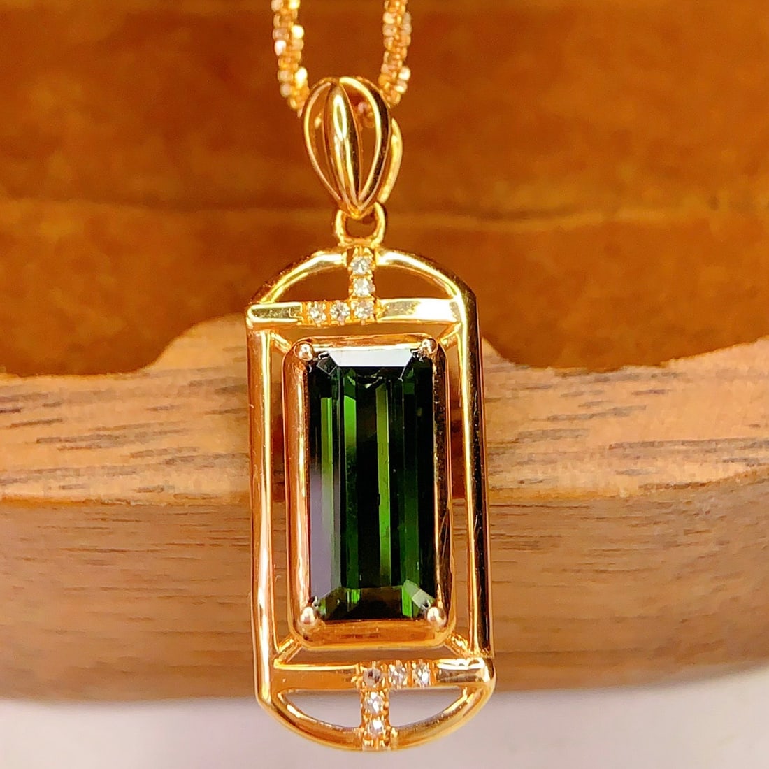 14k Gold 1.6 Ct Natural Tourmaline & Diamond Pendant( Without Chain ): Ref:231140055 // gold content:14k gold // main gemstone:tourmaline // shape:octagonal // carat weight:1. 6ct // color:green // treatment:natural // // adjacent gemstone 2 : diamond // number of