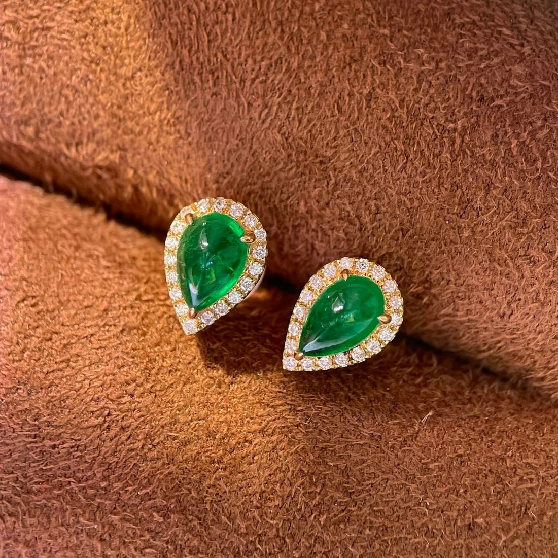 14k Gold 0.99 Ctw Vivid Green Natural Emerald & Diamond Earrings: Ref:231140068 // gold content:14k gold // main gemstone:emerald // shape:pear // carat weight:0. 9ct // color:vivid green // treatment:natural // // adjacent gemstone 2 : diamond // shape:round //