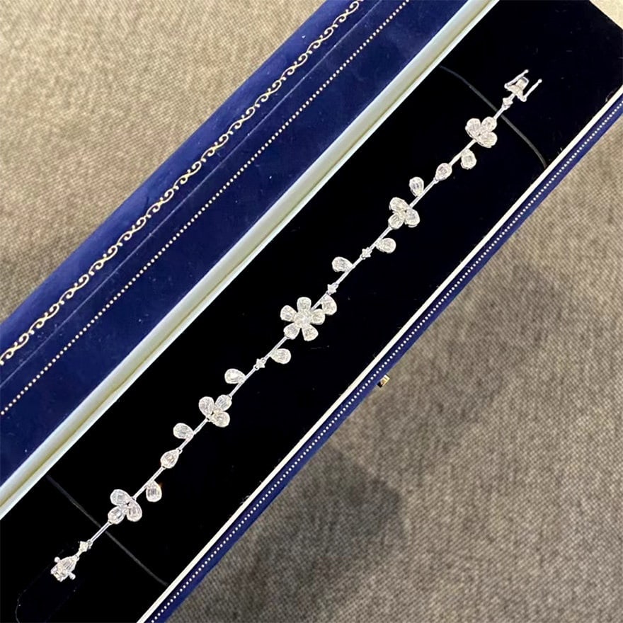 14k Gold 1.7 Ct Natural H Diamond Bracelet: Ref:231140096 // gold content:14k gold // main gemstone:diamond // shape:multiple // carat weight:1. 7ct // clarity grade:vs-si // color:h // treatment:natural // Condition: NewLow Estimate: