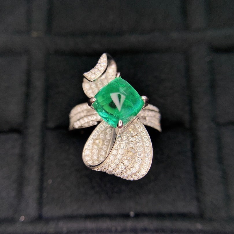 14k Gold 4.53 Ctw Natural Emerald & Diamond Ring: Ref:231140112 // gold content:14k gold // ring size:7. 25us // // main gemstone:emerald // shape:sugar-loaf // carat weight:3. 3ct // color:green // treatment:natural // // adjacent gemstone 2 :