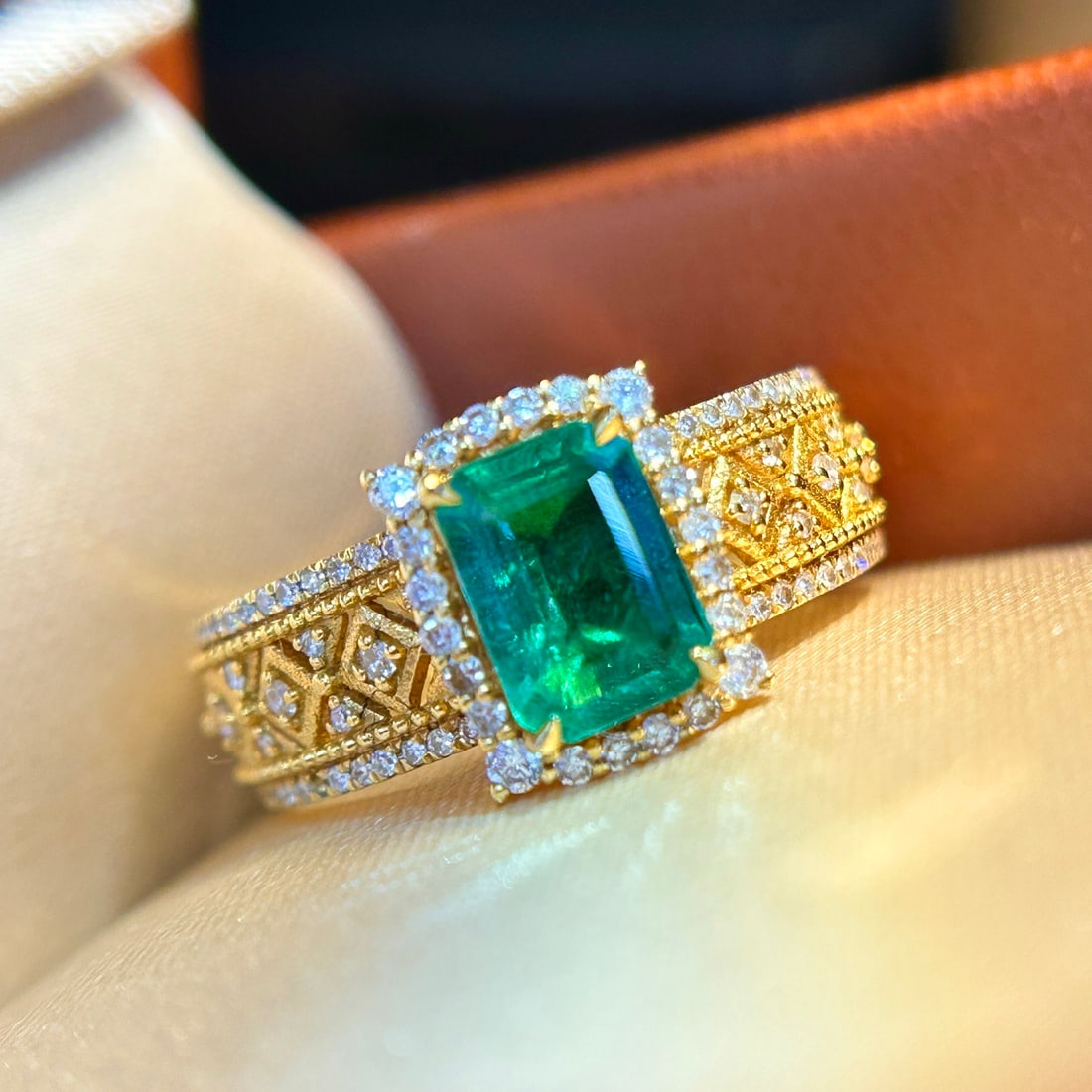 14k Gold 1.05 Ct Natural Emerald & Diamond Ring: Ref:231140114 // gold content:14k gold // ring size:7. 25us // // main gemstone:emerald // shape:octagonal // carat weight:1. 05ct // color:green // treatment:natural // // adjacent gemstone 2 : diamo