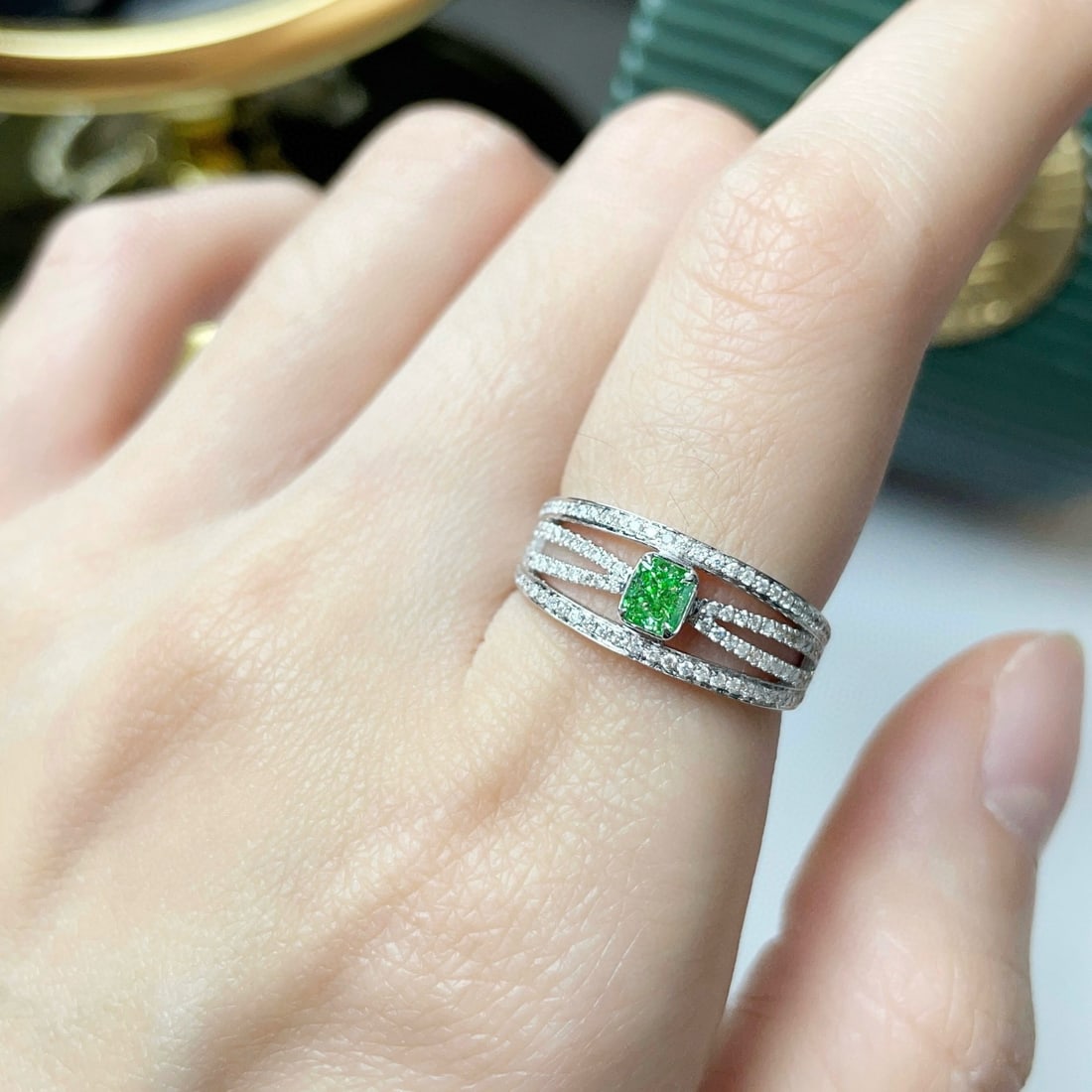 14k Gold 0.80 Ctw Natural Green Diamond & Diamond Ring - 2