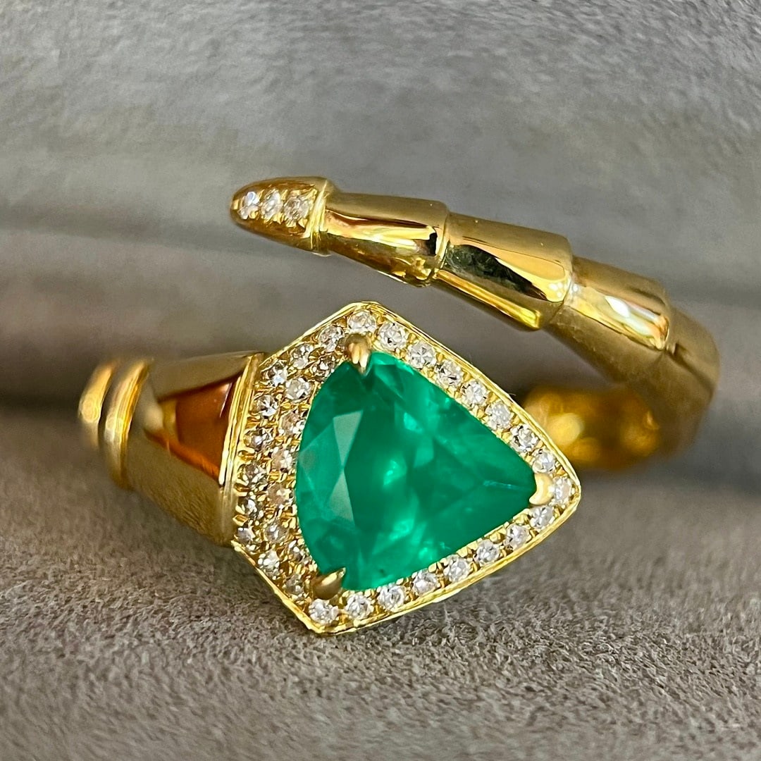 14k Gold 1.44 Ctw Natural Emerald & Diamond Ring: Ref:231140131 // gold content:14k gold // ring size:7. 25us // // main gemstone:emerald // shape:pear // carat weight:1. 25ct // color:green // treatment:natural // // adjacent gemstone 2 :