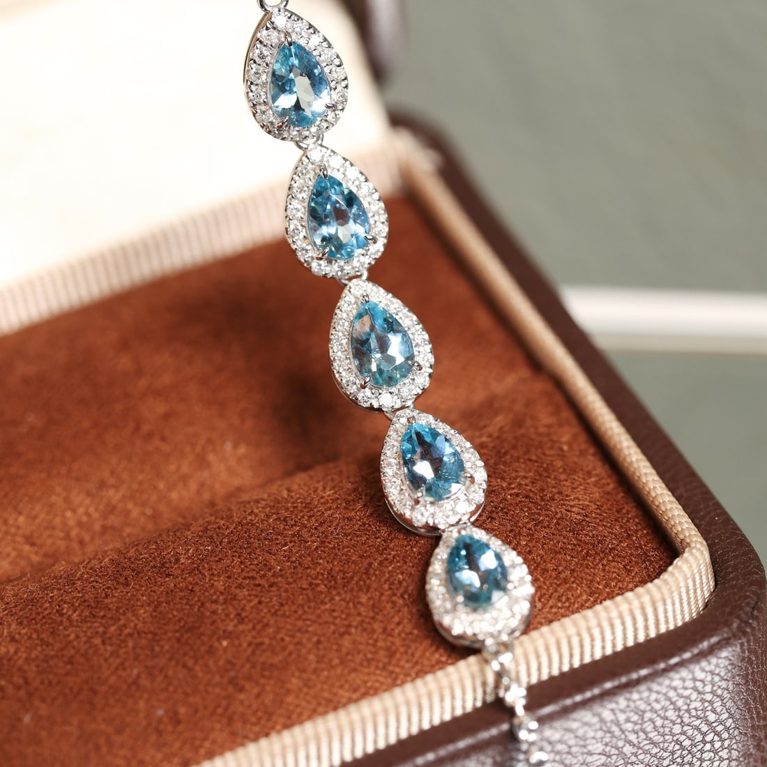 14k Gold 2.65 Ctw Natural Aquamarine & Diamond Bracelet: Ref:231140134 // gold content:14k gold // main gemstone:aquamarine // shape:pear // carat weight:2. 05ct // color:santa maria color // treatment:natural // // adjacent gemstone 2 : diamond // shape:ro