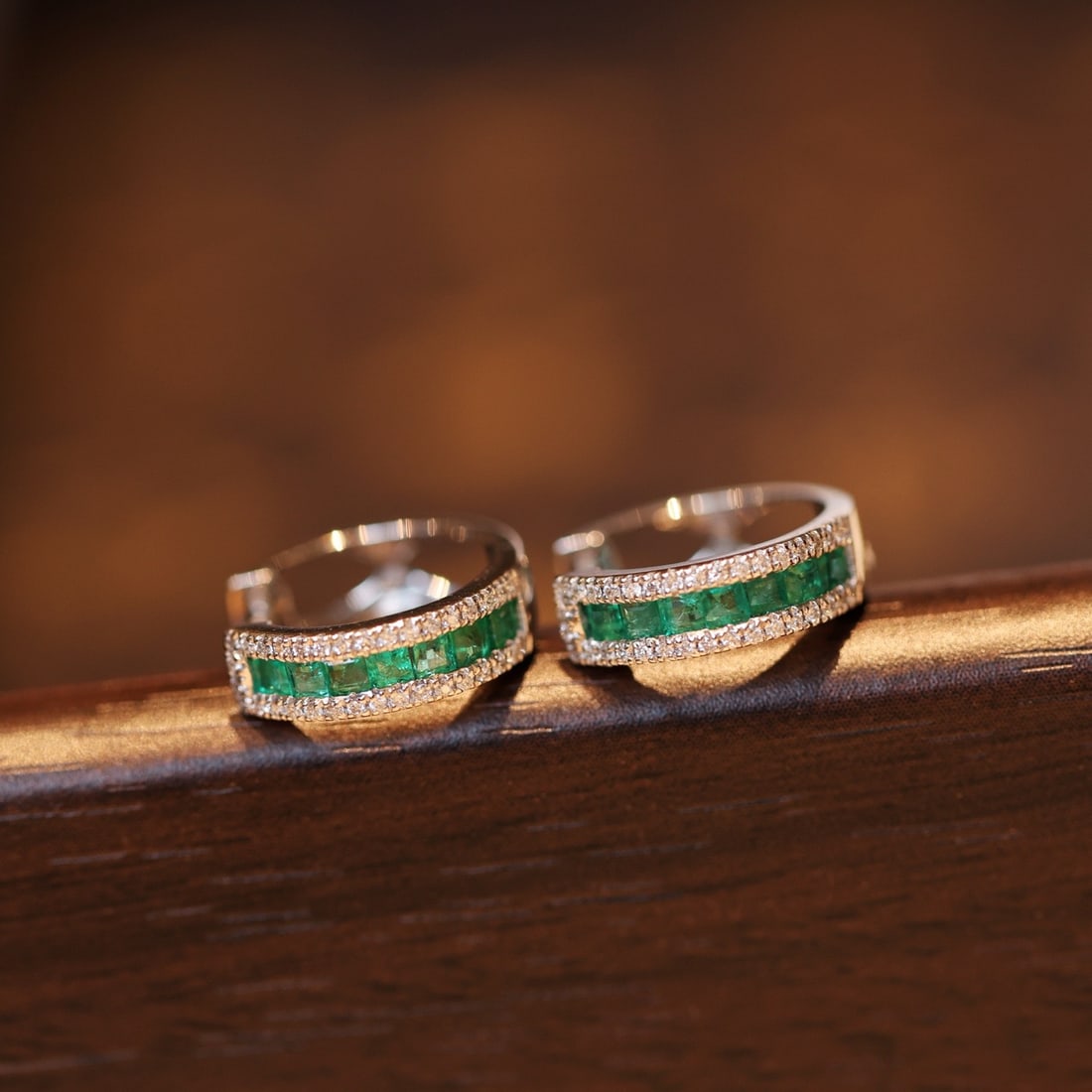 14k Gold 0.7 Ctw Natural Emerald & Diamond Earrings: Ref:231140141 // gold content:14k gold // main gemstone:emerald // shape:square // carat weight:0. 5ct // color:green // treatment:natural // // adjacent gemstone 2 : diamond // shape:round //