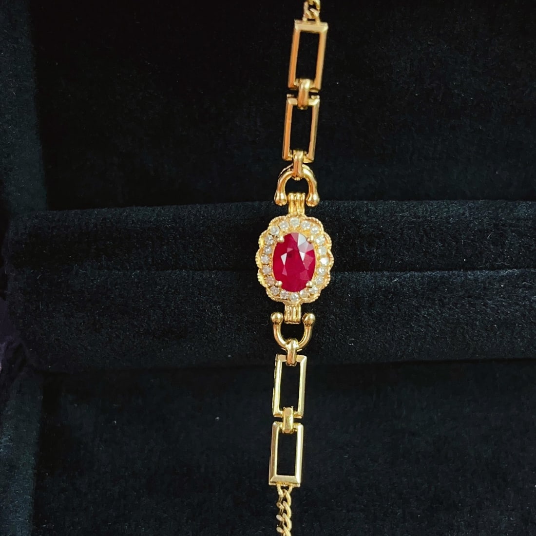 14k Gold 1.00 Ct Natural Ruby & Diamond Bracelet: Ref:231140144 // gold content:14k gold // main gemstone:ruby // shape:oval // carat weight:1. 00ct // color:red // treatment:natural // // adjacent gemstone 2 : diamond // number of stones:20 //