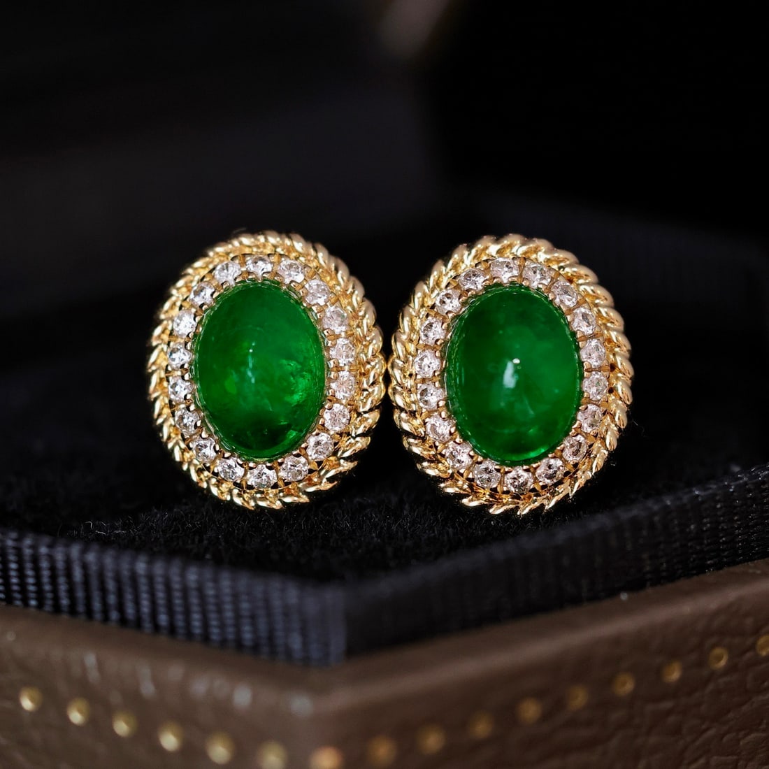 14k Gold 1.46 Ctw Natural Emerald & Diamond Earrings: Ref:231140145 // gold content:14k gold // main gemstone:emerald // shape:oval // carat weight:1. 25ct // color:green // treatment:natural // // adjacent gemstone 2 : diamond // shape:round // carat