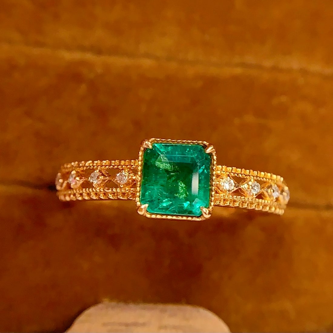 14k Gold 0.85 Ct Natural Emerald & Diamond Ring (1 of 8)