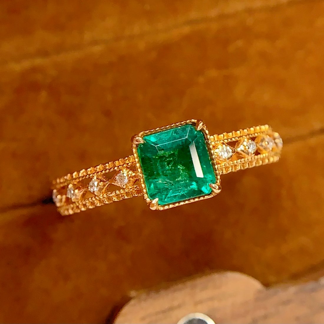 14k Gold 0.85 Ct Natural Emerald & Diamond Ring - 2