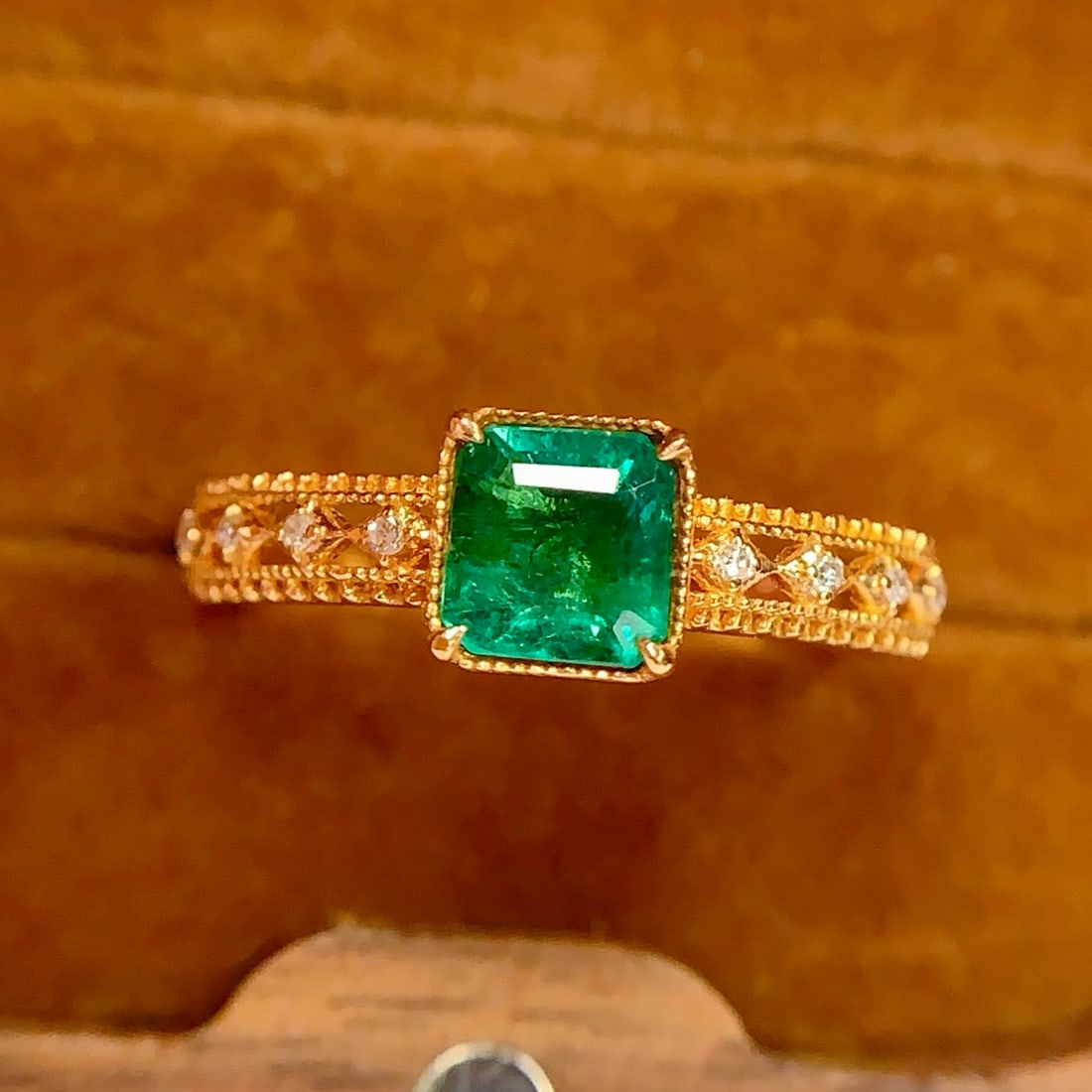 14k Gold 0.85 Ct Natural Emerald & Diamond Ring - 4