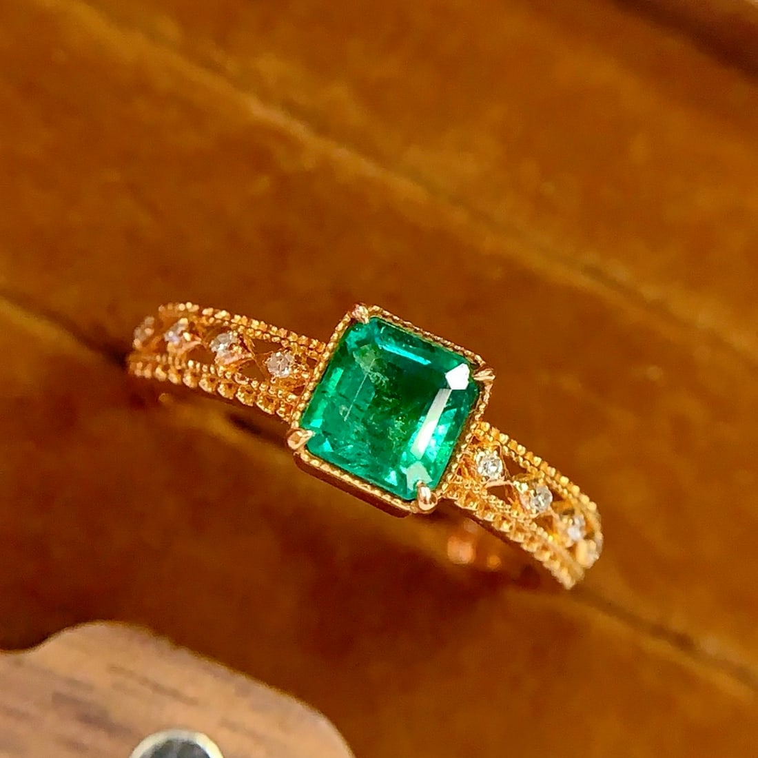 14k Gold 0.85 Ct Natural Emerald & Diamond Ring - 5
