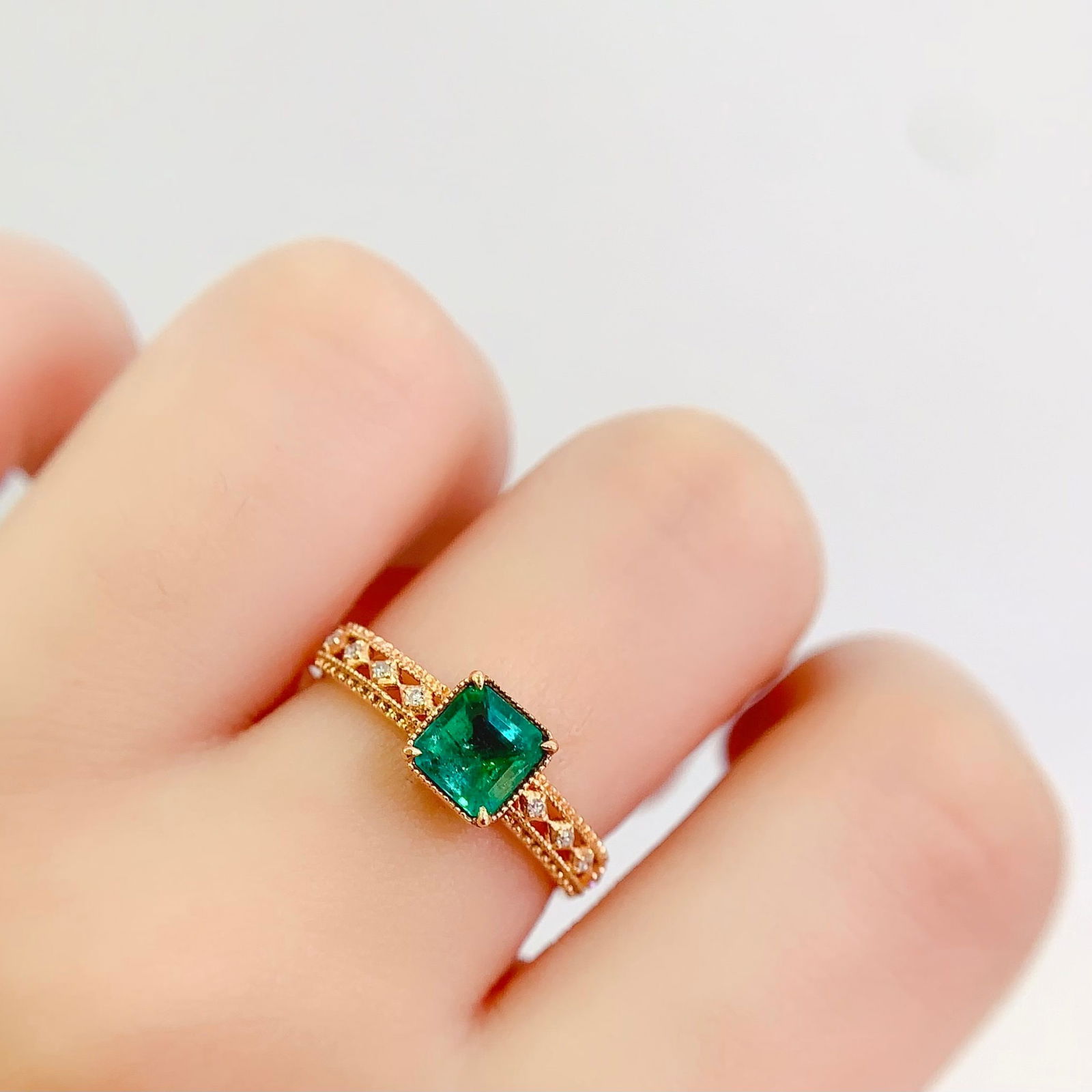 14k Gold 0.85 Ct Natural Emerald & Diamond Ring - 7