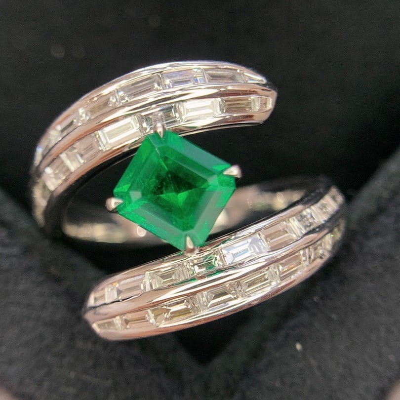 14k Gold 2.03 Ctw Vivid Green Natural Emerald & Diamond Ring: Ref:231140162 // gold content:14k gold // ring size:7. 25us // // main gemstone:emerald // shape:octagonal // carat weight:0. 81ct // color:vivid green // treatment:natural // // adjacent gemstone