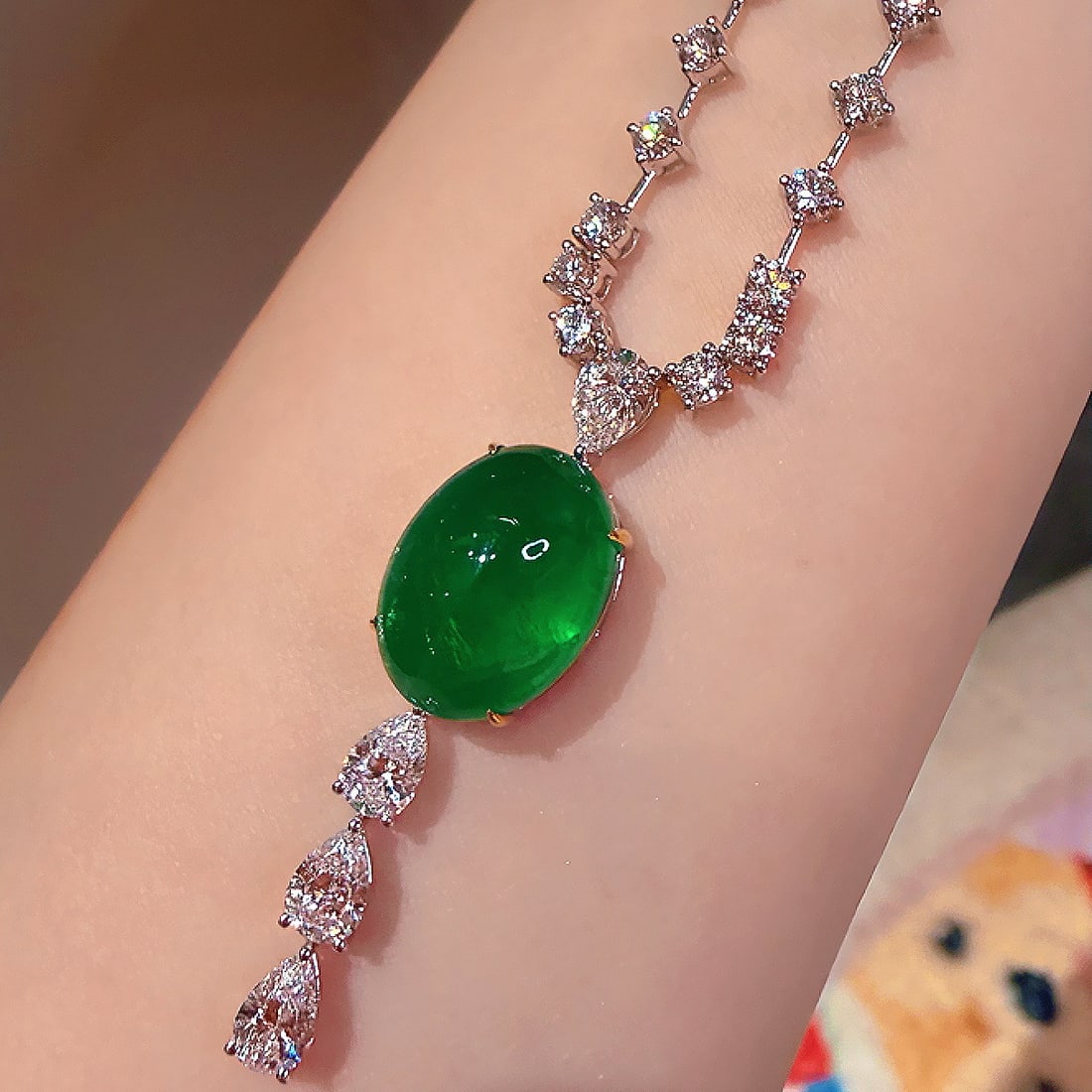 14k Gold 12.31 Ctw Natural Emerald & Lab Grown Diamond Necklace: Ref:231140166 // gold content:14k gold // main gemstone:emerald // shape:oval // carat weight:9. 76ct // color:green // treatment:natural // // adjacent gemstone 2 : lab grown diamond //