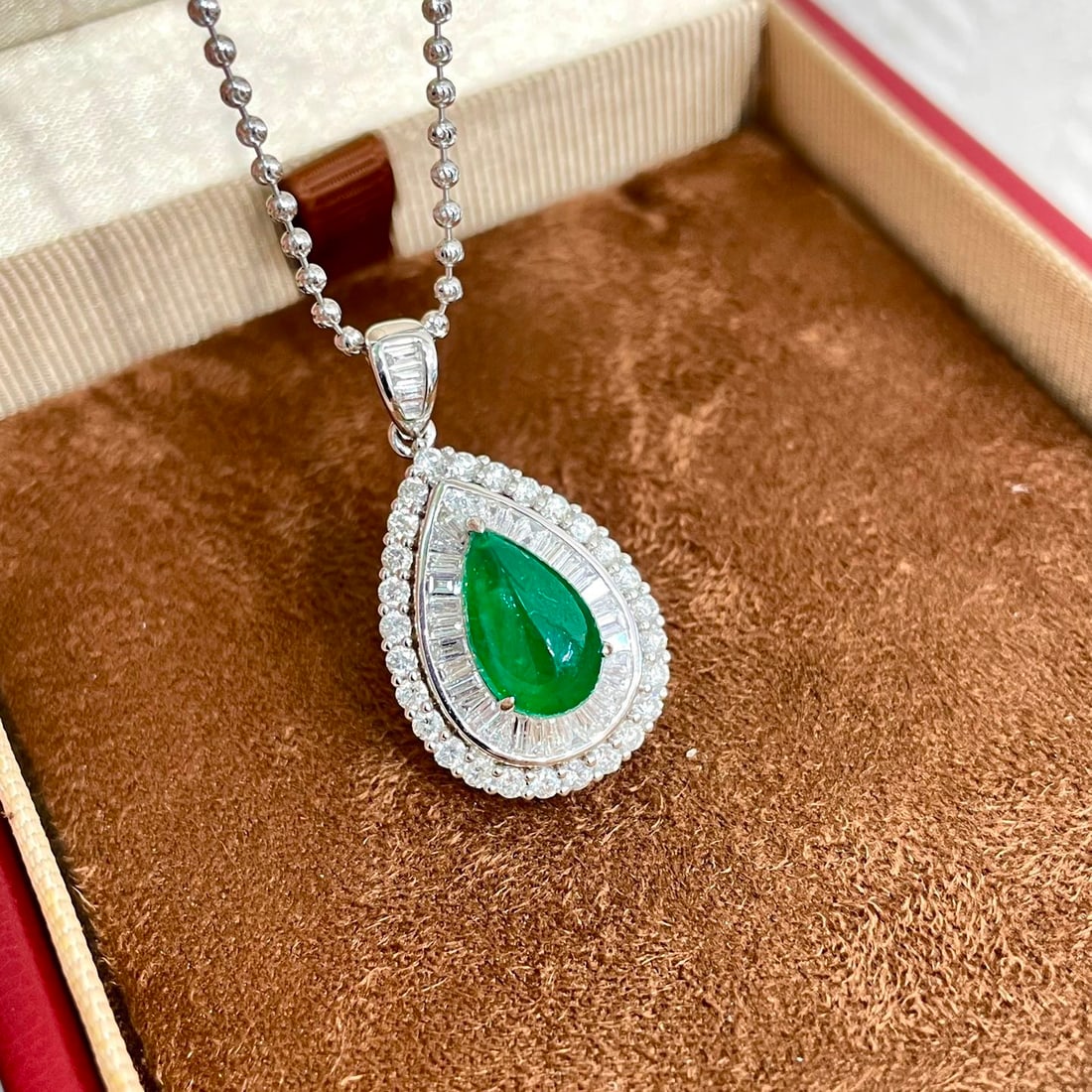 14k Gold 2.8 Ctw Vivid Green Natural Emerald & Diamond Pendant( Without Chain ): Ref:231140180 // gold content:14k gold // main gemstone:emerald // shape:pear // carat weight:1. 9ct // color:vivid green // treatment:natural // // adjacent gemstone 2 : diamond // shape:multiple