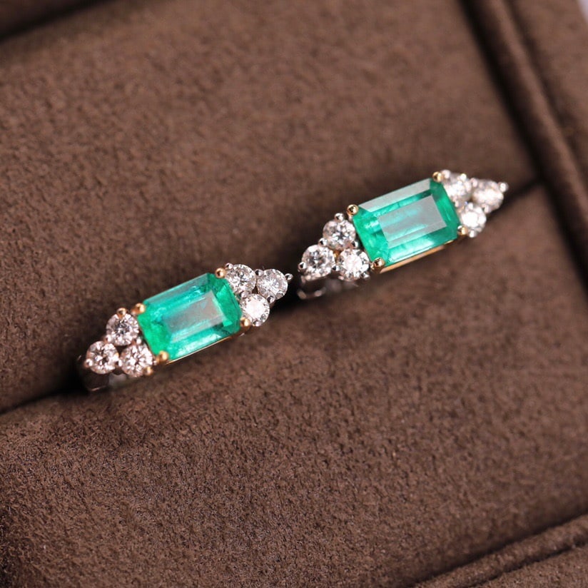 14k Gold 1.23 Ct Natural Emerald & Diamond Earrings: Ref:231140184 // gold content:14k gold // main gemstone:emerald // shape:octagonal // carat weight:1. 23ct // color:green // treatment:natural // // adjacent gemstone 2 : diamond // shape:round //