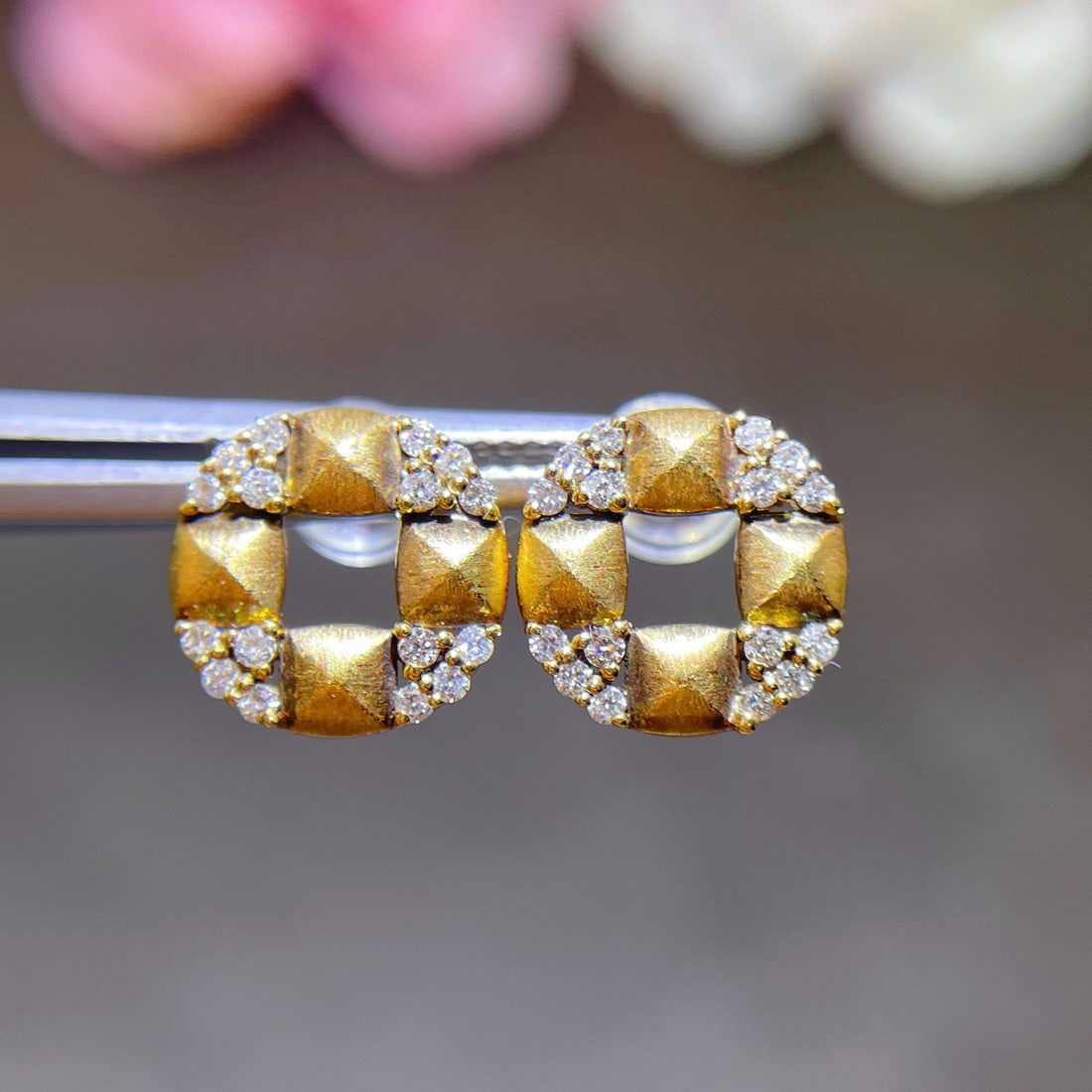 14k Gold 0.14 Ct Natural H Diamond Earrings: Ref:231140187 // gold content:14k gold // main gemstone:diamond // shape:round // carat weight:0. 14ct // clarity grade:vs-si // color:h // treatment:natural // cut grade:g // Condition: NewLow