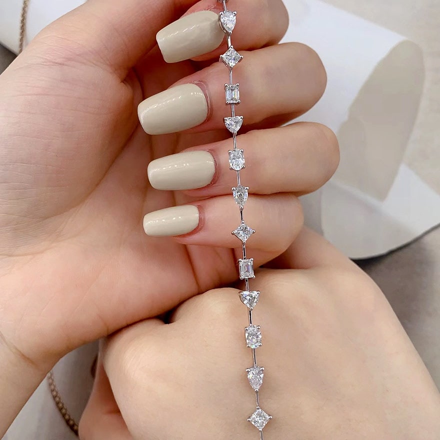 14k Gold 3.8 Ct Natural H Diamond Bracelet: Ref:231140188 // gold content:14k gold // main gemstone:diamond // shape:multiple // carat weight:3. 8ct // clarity grade:vs-si // color:h // treatment:natural // Condition: NewLow Estimate: