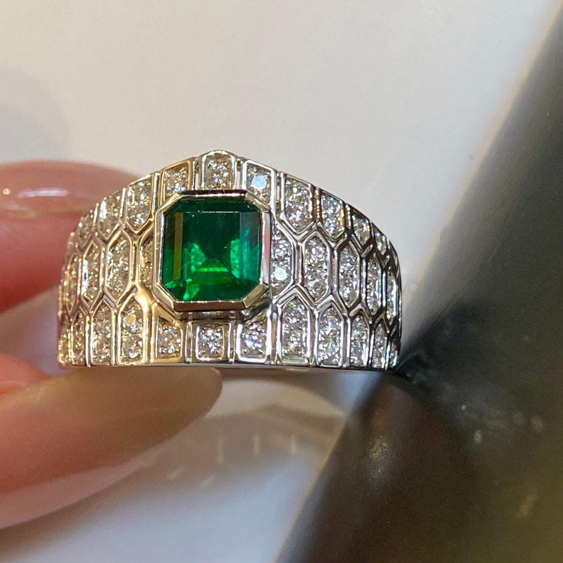 14k Gold 1.67 Ctw Vivid Green Natural Emerald & Diamond Ring: Ref:231140192 // gold content:14k gold // ring size:7. 25us // // main gemstone:emerald // shape:octagonal // carat weight:1. 06ct // color:vivid green // treatment:natural // // adjacent gemstone 2 :