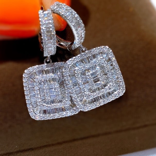 14k Gold 1.3 Ct Natural H Diamond Earrings: Ref:231140194 // gold content:14k gold // main gemstone:diamond // shape:multiple // carat weight:1. 3ct // clarity grade:vs-si // color:h // treatment:natural // Condition: NewLow Estimate: