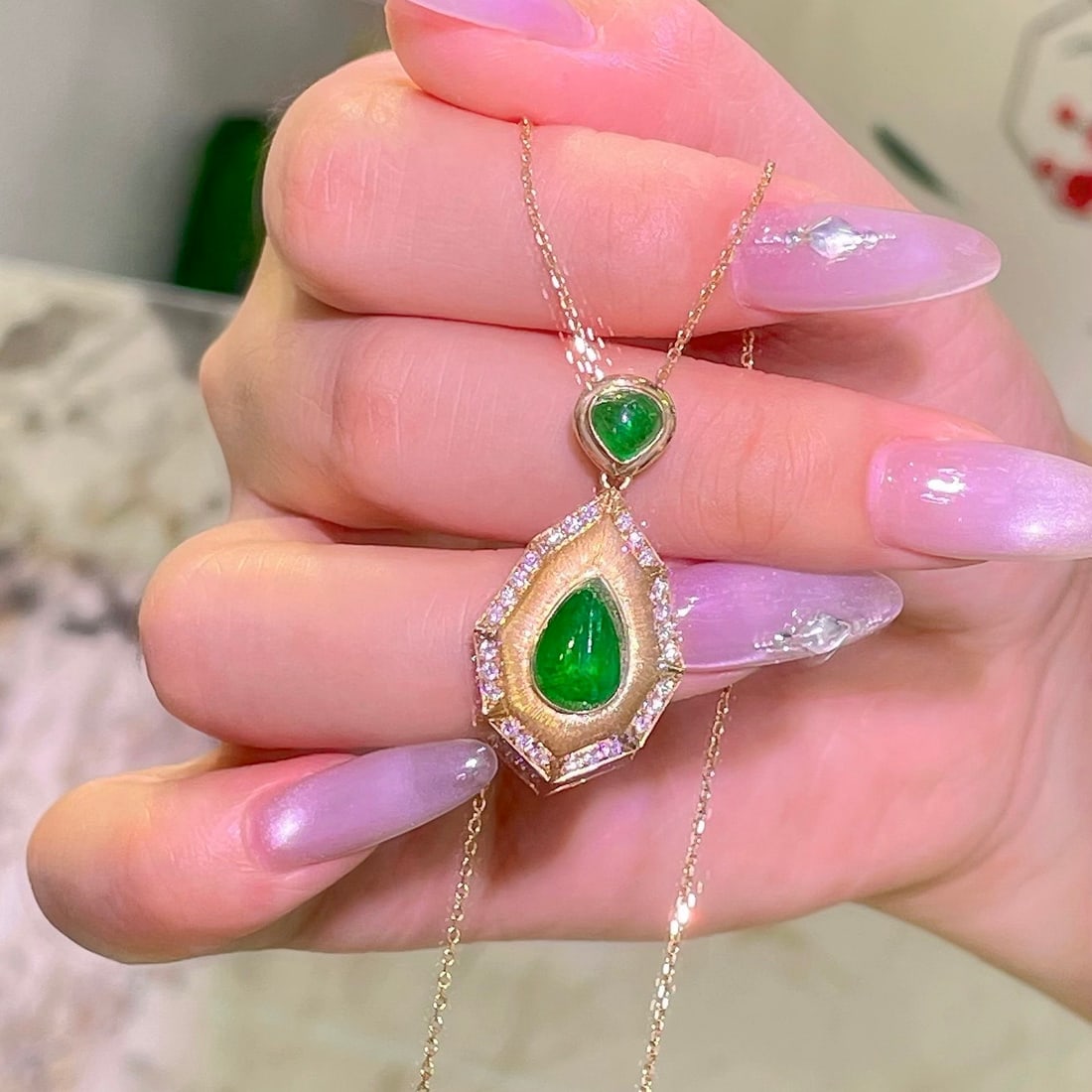 14k Gold 2.99 Ctw Natural Emerald & Diamond Pendant( Without Chain ): Ref:231140196 // gold content:14k gold // main gemstone:emerald // shape:pear // carat weight:2. 6ct // color:green // treatment:natural // // adjacent gemstone 2 : diamond // shape:round // carat wei