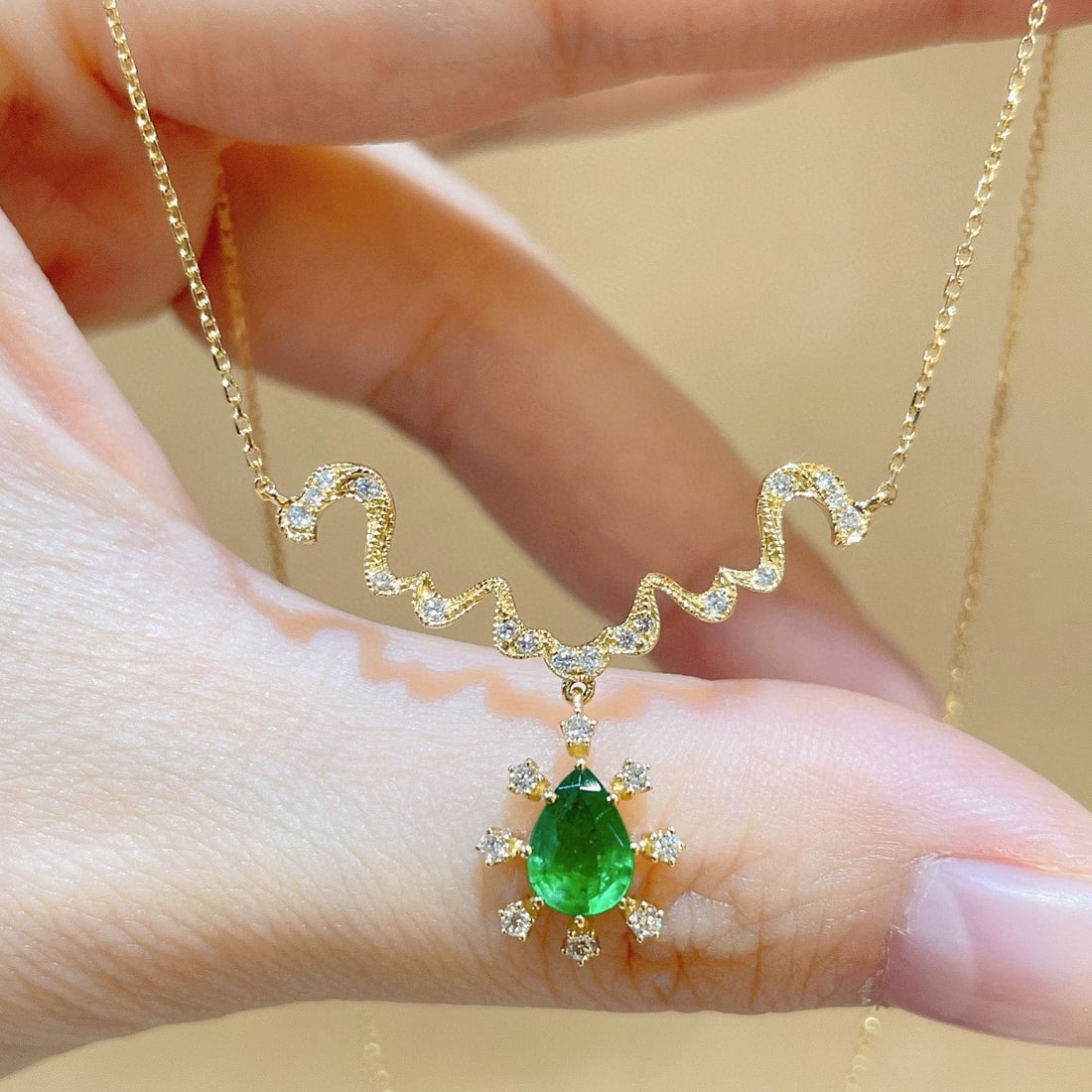 14k Gold 0.95 Ctw Natural Emerald & Diamond Necklace: Ref:231140202 // gold content:14k gold // main gemstone:emerald // shape:pear // carat weight:0. 74ct // color:green // treatment:natural // // adjacent gemstone 2 : diamond // shape:round // carat
