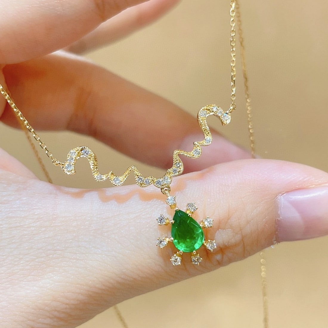 14k Gold 0.95 Ctw Natural Emerald & Diamond Necklace - 3