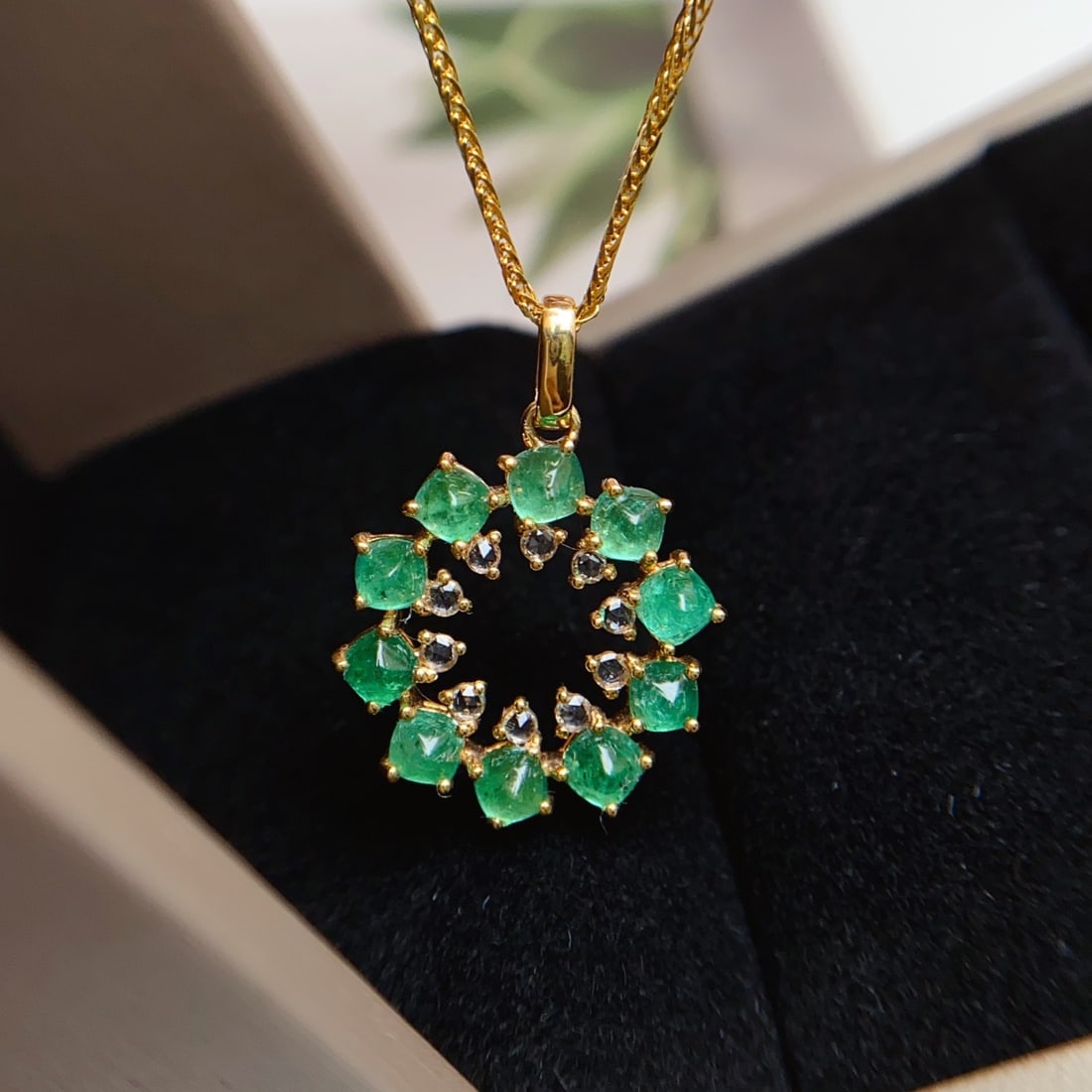 14k Gold 2.00 Ct Natural Emerald & Sapphire Pendant( Without Chain ): Ref:231140205 // gold content:14k gold // main gemstone:emerald // shape:sugar-loaf // carat weight:2. 00ct // color:green // treatment:natural // // adjacent gemstone 2 : sapphire // number of