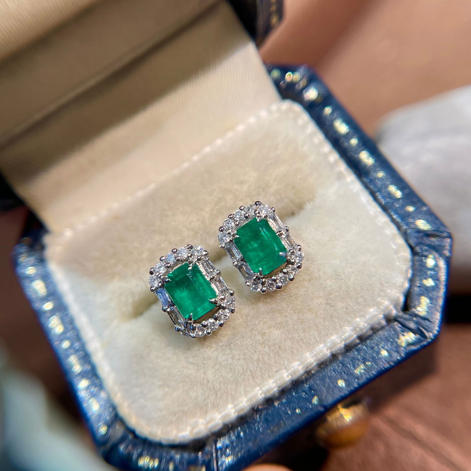 14k Gold 0.42 Ct Natural Emerald & Diamond Earrings: Ref:231140209 // gold content:14k gold // main gemstone:emerald // shape:octagonal // carat weight:0. 42ct // color:green // treatment:natural // // adjacent gemstone 2 : diamond // shape:multiple