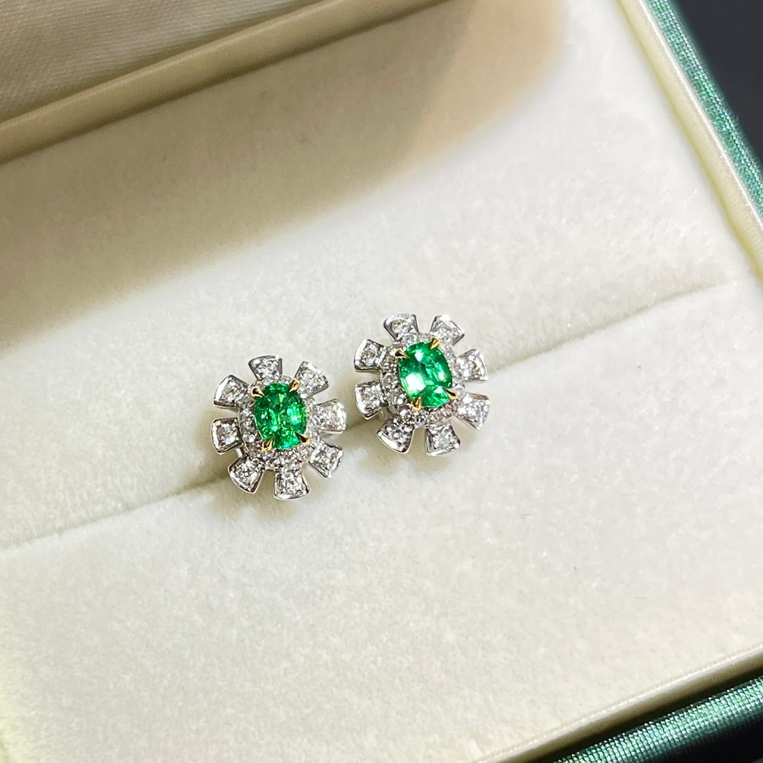 14k Gold 0.66 Ctw Natural Emerald & Diamond Earrings: Ref:231140223 // gold content:14k gold // main gemstone:emerald // shape:oval // carat weight:0. 39ct // color:green // treatment:natural // // adjacent gemstone 2 : diamond // number of stones:44