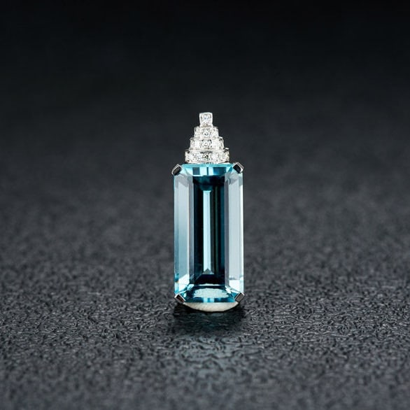 14k Gold 3.9 Ct Natural Aquamarine & Diamond Pendant( Without Chain ): Ref:231140231 // gold content:14k gold // main gemstone:aquamarine // shape:octagonal // carat weight:3. 9ct // color:blue // treatment:natural // // adjacent gemstone 2 : diamond // shape:round //