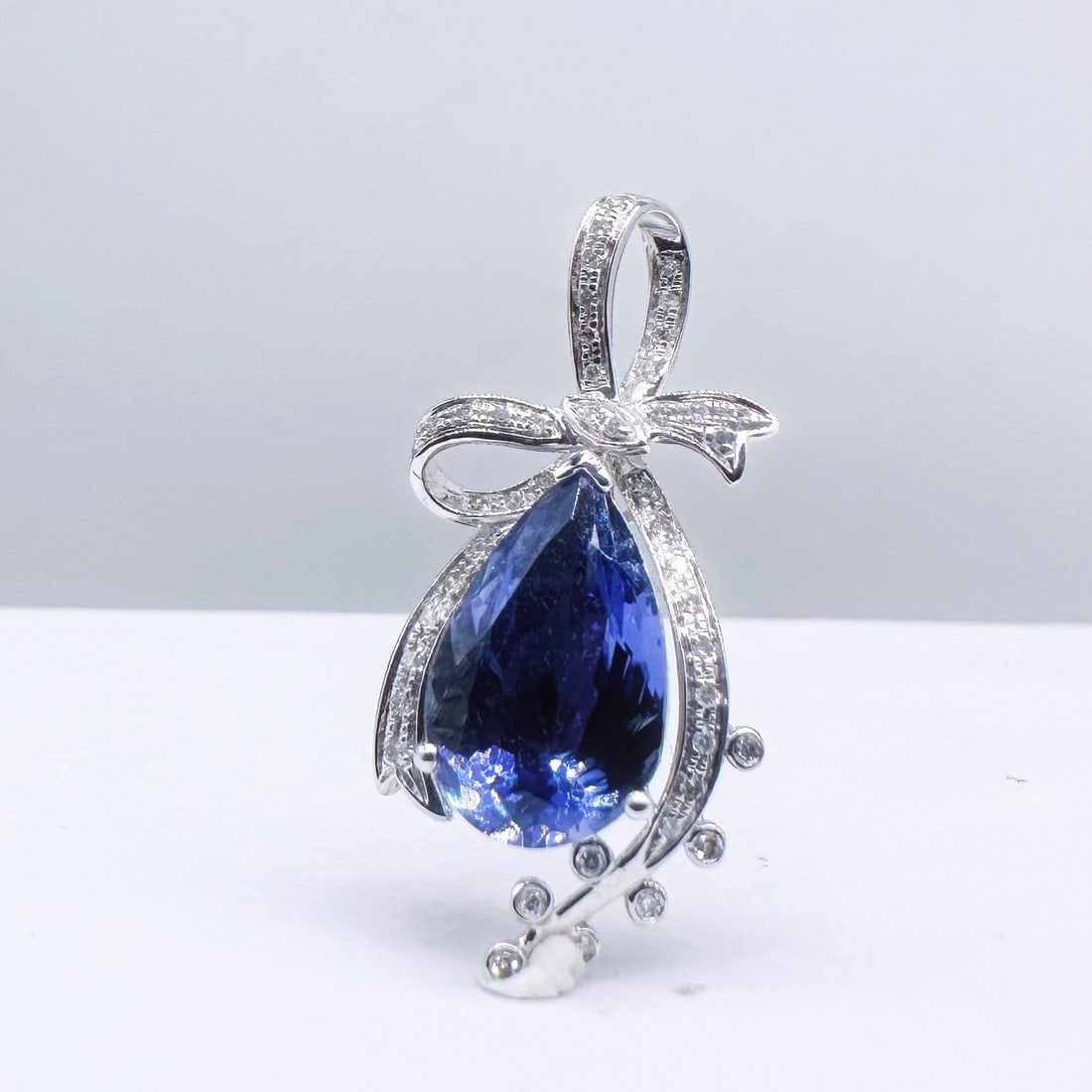 14k Gold 2.88 Ctw Natural Tanzanite & Diamond Pendant( Without Chain ): Ref:231140249 // gold content:14k gold // main gemstone:tanzanite // shape:pear // carat weight:2. 74ct // color:blue // treatment:natural // // adjacent gemstone 2 : diamond // shape:round //