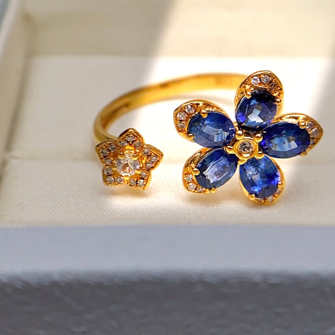 14k Gold 2.00 Ct Natural Sapphire & Diamond & Sapphire Ring: Ref:231140261 // gold content:14k gold // ring size:7. 25us // // main gemstone:sapphire // shape:oval // carat weight:2. 00ct // color:blue // treatment:natural // // adjacent gemstone 2 : diamond //