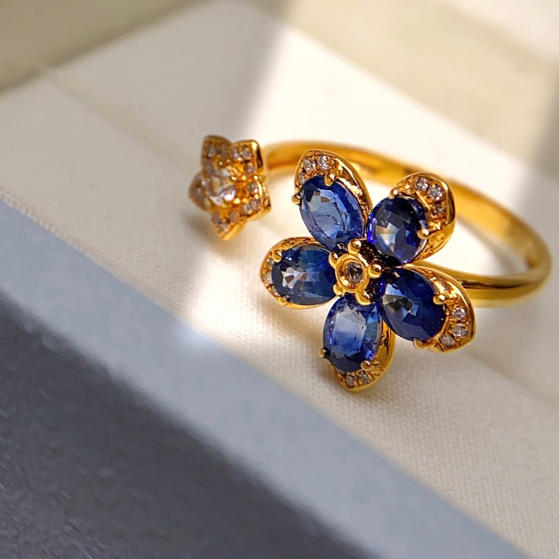14k Gold 2.00 Ct Natural Sapphire & Diamond & Sapphire Ring - 2
