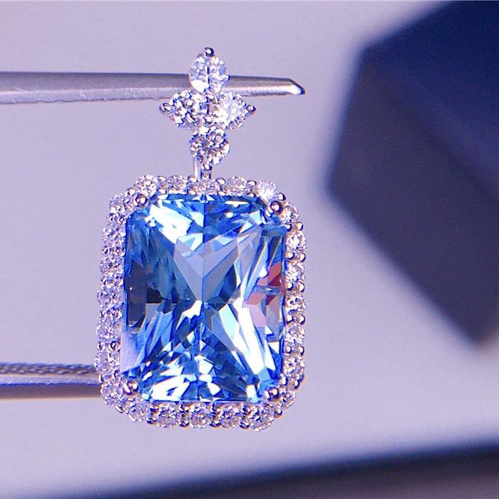 14k Gold 2.91 Ct Natural Aquamarine & Diamond Pendant( Without Chain ): Ref:231140275 // gold content:14k gold // main gemstone:aquamarine // shape:octagonal // carat weight:2. 91ct // color:blue // treatment:natural // // adjacent gemstone 2 : diamond // shape:round // c