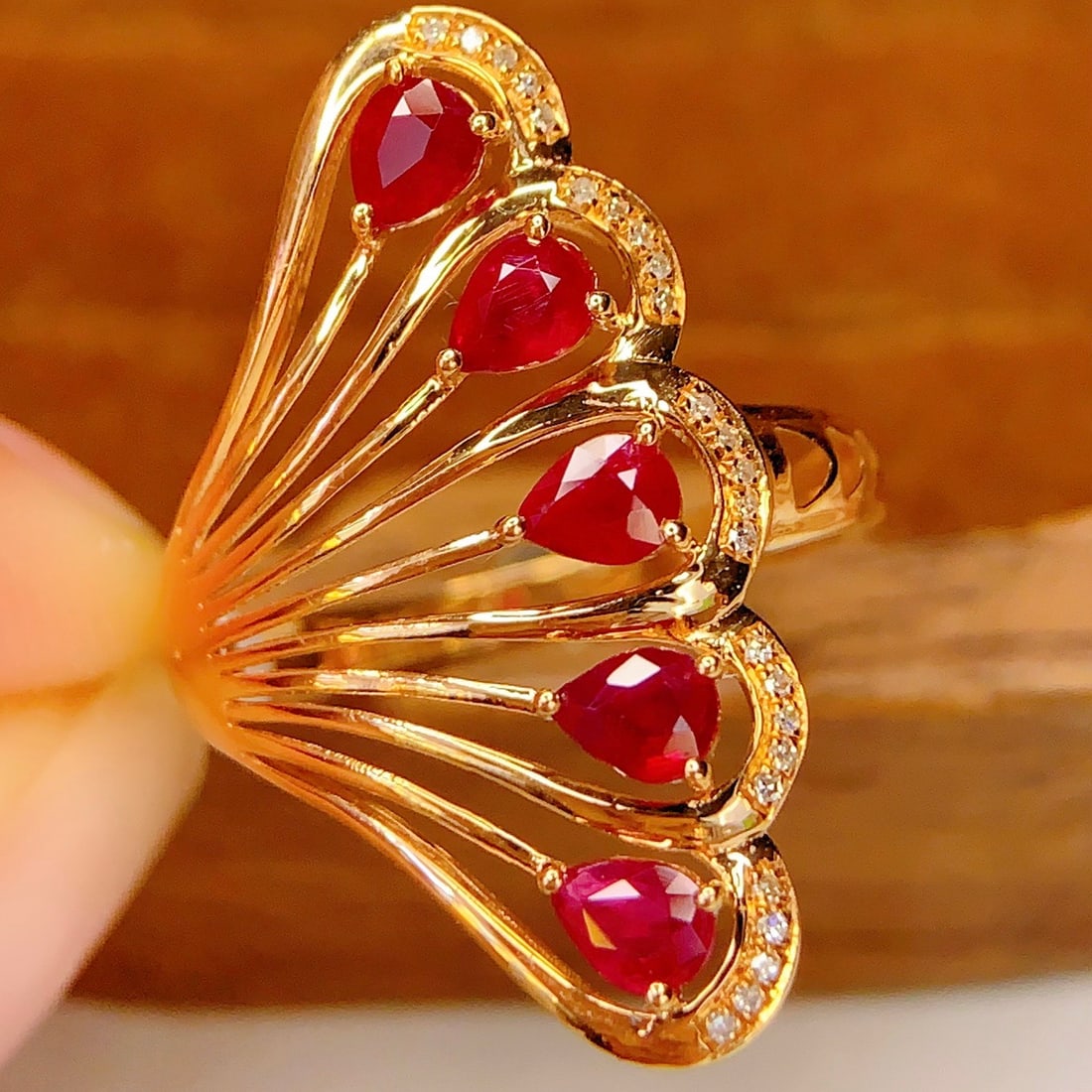 14k Gold 1.5 Ct Natural Ruby & Diamond Ring: Ref:231140286 // gold content:14k gold // ring size:7. 25us // // main gemstone:ruby // shape:pear // carat weight:1. 5ct // color:red // treatment:natural // // adjacent gemstone 2 : diamond // numbe