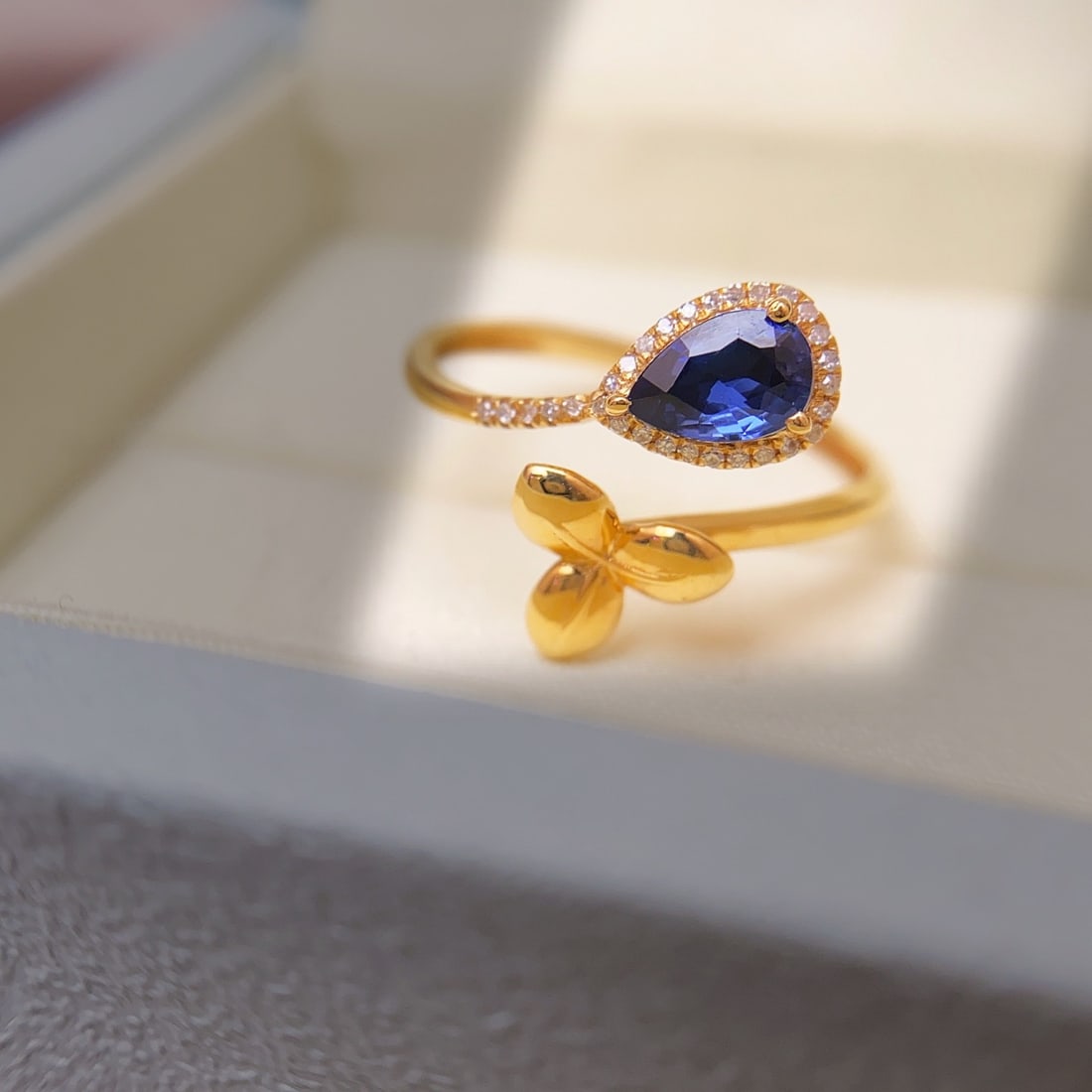 14k Gold 0.63 Ct Natural Sapphire & Diamond Ring: Ref:231140290 // gold content:14k gold // ring size:7. 25us // // main gemstone:sapphire // shape:pear // carat weight:0. 63ct // color:blue // treatment:natural // // adjacent gemstone 2 :