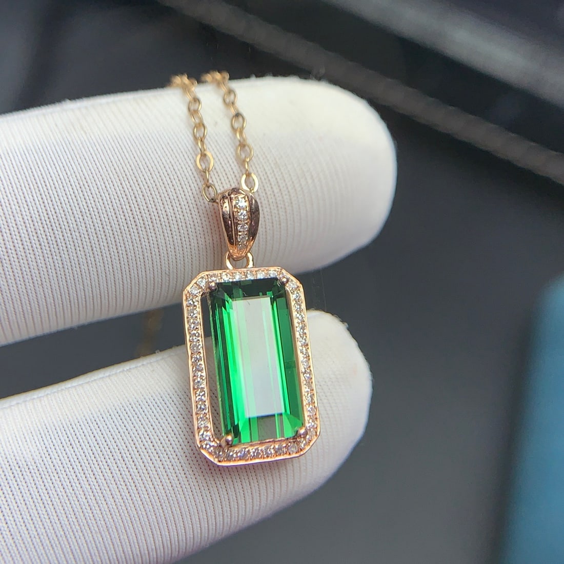 14k Gold 2.6 Ct Natural Tourmaline & Diamond Pendant( Without Chain ): Ref:231140305 // gold content:14k gold // main gemstone:tourmaline // shape:octagonal // carat weight:2. 6ct // color:green // treatment:natural // // adjacent gemstone 2 : diamond // shape:round