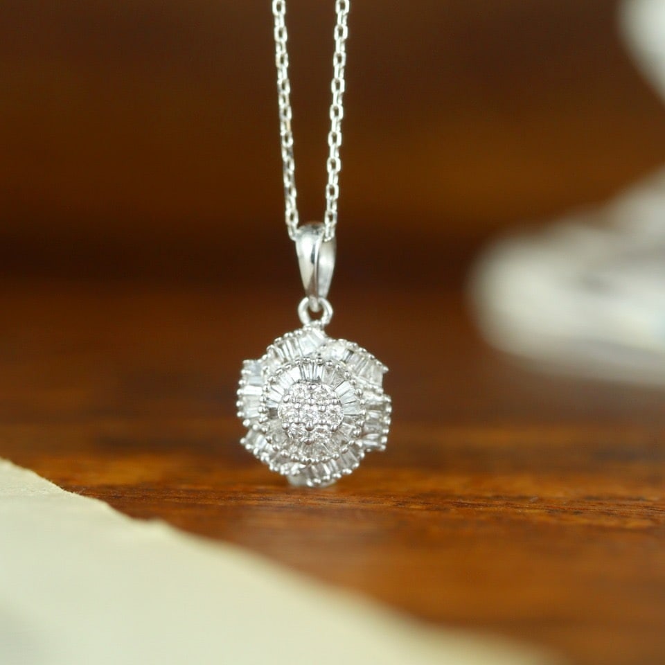 14k Gold 0.40 Ct Natural H Diamond Pendant( Without Chain ): Ref:231140312 // gold content:14k gold // main gemstone:diamond // shape:multiple // carat weight:0. 40ct // clarity grade:vs-si // color:h // treatment:natural // Condition: NewLow Estimate: