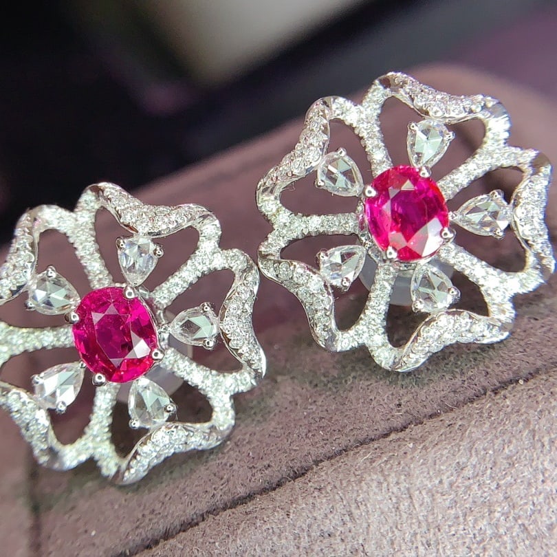 14k Gold 1.85 Ctw Natural Ruby & Diamond Earrings: Ref:231140327 // gold content:14k gold // main gemstone:ruby // shape:oval // carat weight:1. 05ct // color:red // treatment:natural // // adjacent gemstone 2 : diamond // shape:multiple // carat weig