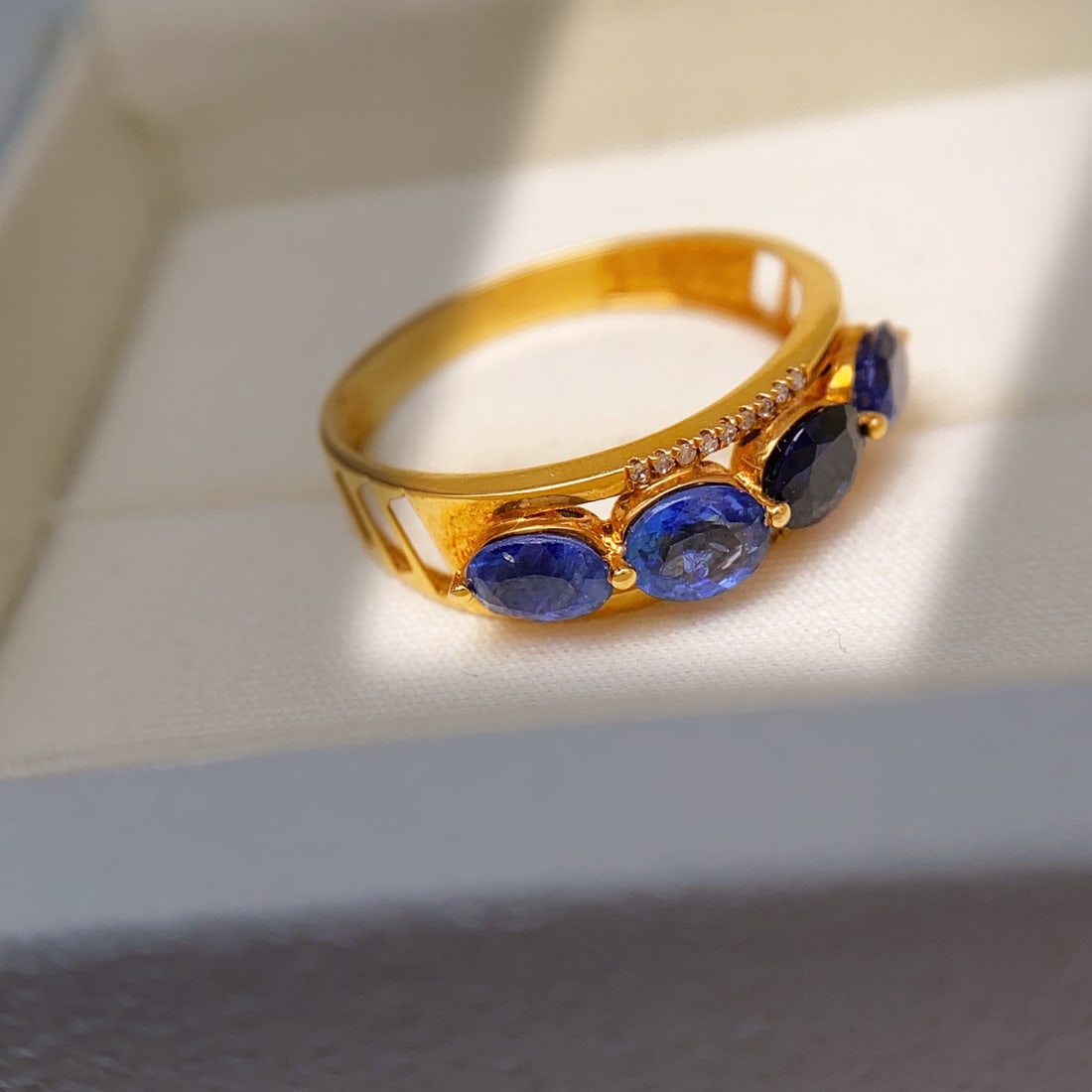 14k Gold 2.20 Ct Natural Sapphire & Diamond Ring: Ref:231140337 // gold content:14k gold // ring size:7. 25us // // main gemstone:sapphire // shape:oval // carat weight:2. 20ct // color:blue // treatment:natural // // adjacent gemstone 2 :
