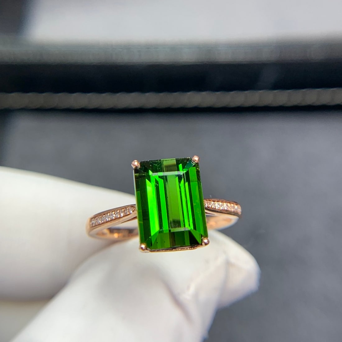 14k Gold 3.8 Ct Natural Tourmaline & Diamond Ring: Ref:231140341 // gold content:14k gold // ring size:7. 25us // // main gemstone:tourmaline // shape:octagonal // carat weight:3. 8ct // color:green // treatment:natural // // adjacent gemstone 2 : dia