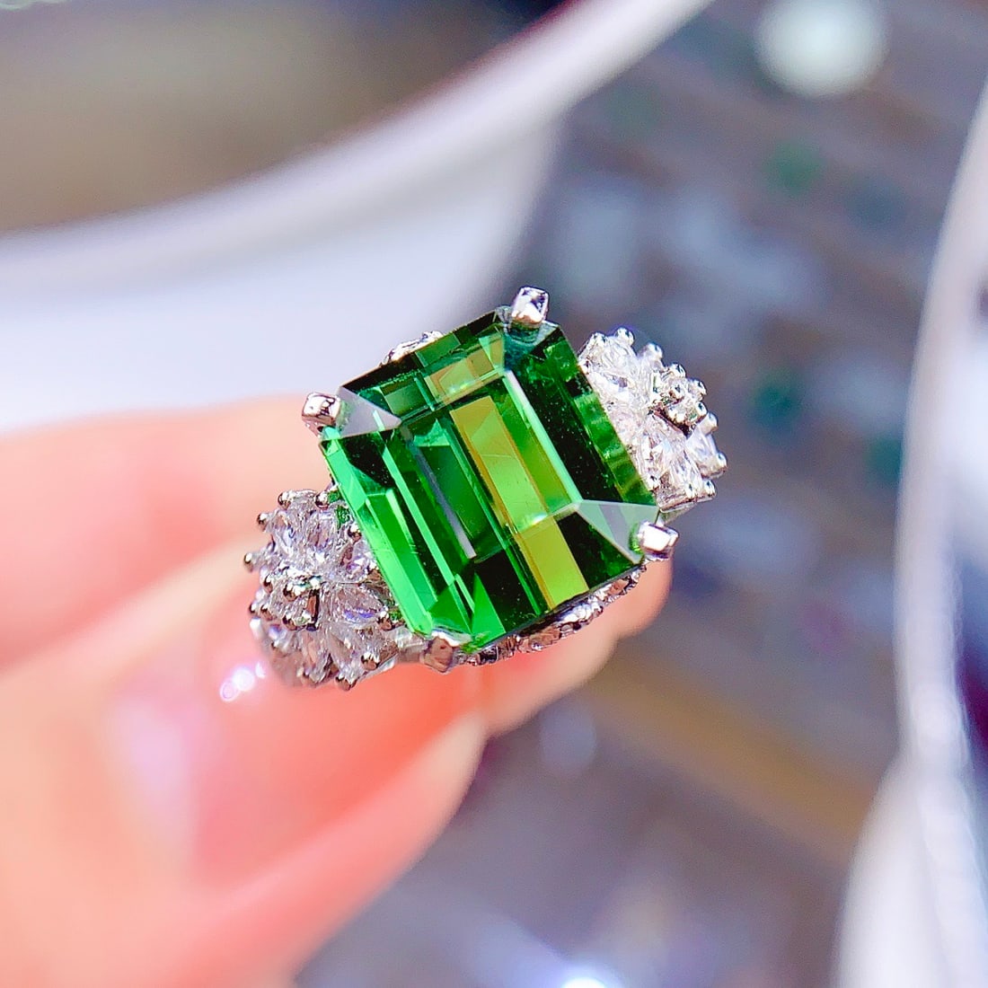 14k Gold 6.6 Ctw Natural Tourmaline & Diamond Ring: Ref:231140345 // gold content:14k gold // ring size:7. 25us // // main gemstone:tourmaline // shape:octagonal // carat weight:5. 9ct // color:green // treatment:natural // // adjacent gemstone 2 : dia