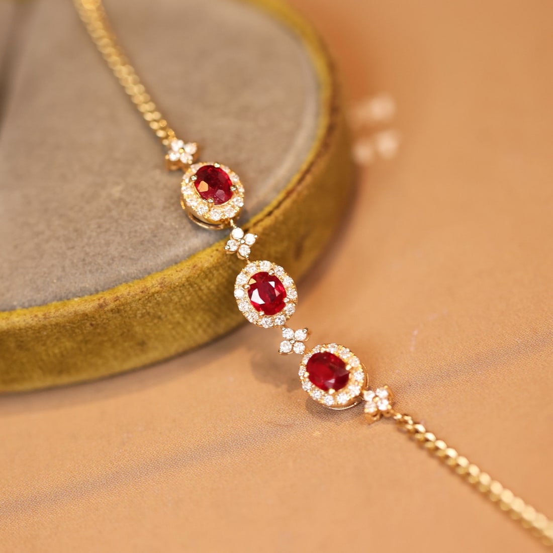 14k Gold 1.33 Ctw Natural Ruby & Diamond Bracelet: Ref:231140349 // gold content:14k gold // main gemstone:ruby // shape:oval // carat weight:0. 98ct // color:red // treatment:natural // // adjacent gemstone 2 : diamond // shape:round // carat