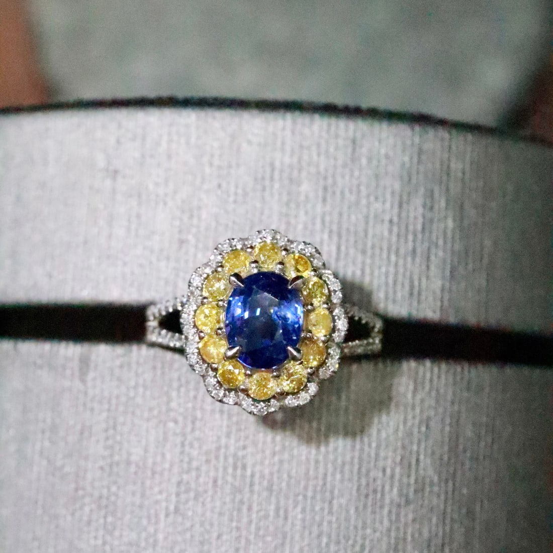 14k Gold 2.78 Ctw Natural Sapphire & Diamond Ring: Ref:231140355 // gold content:14k gold // ring size:7. 25us // // main gemstone:sapphire // shape:oval // carat weight:2. 0ct // color:blue // treatment:natural // // adjacent gemstone 2 : diamond //