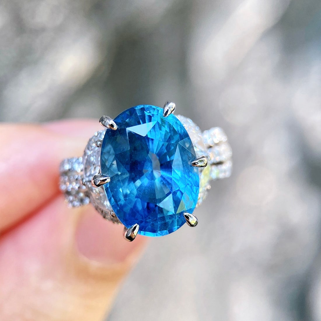 14k Gold 8.32 Ctw Natural Aquamarine & Diamond Ring: Ref:231140361 // gold content:14k gold // ring size:7. 25us // // main gemstone:aquamarine // shape:oval // carat weight:7. 04ct // color:santa maria color // treatment:natural // // adjacent gemstone