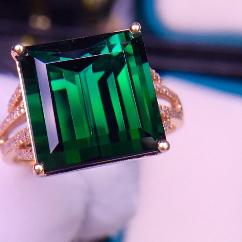 14k Gold 9.5 Ct Natural Tourmaline & Diamond Ring: Ref:231140388 // gold content:14k gold // ring size:7. 25us // // main gemstone:tourmaline // shape:octagonal // carat weight:9. 5ct // color:green // treatment:natural // // adjacent gemstone 2 : dia