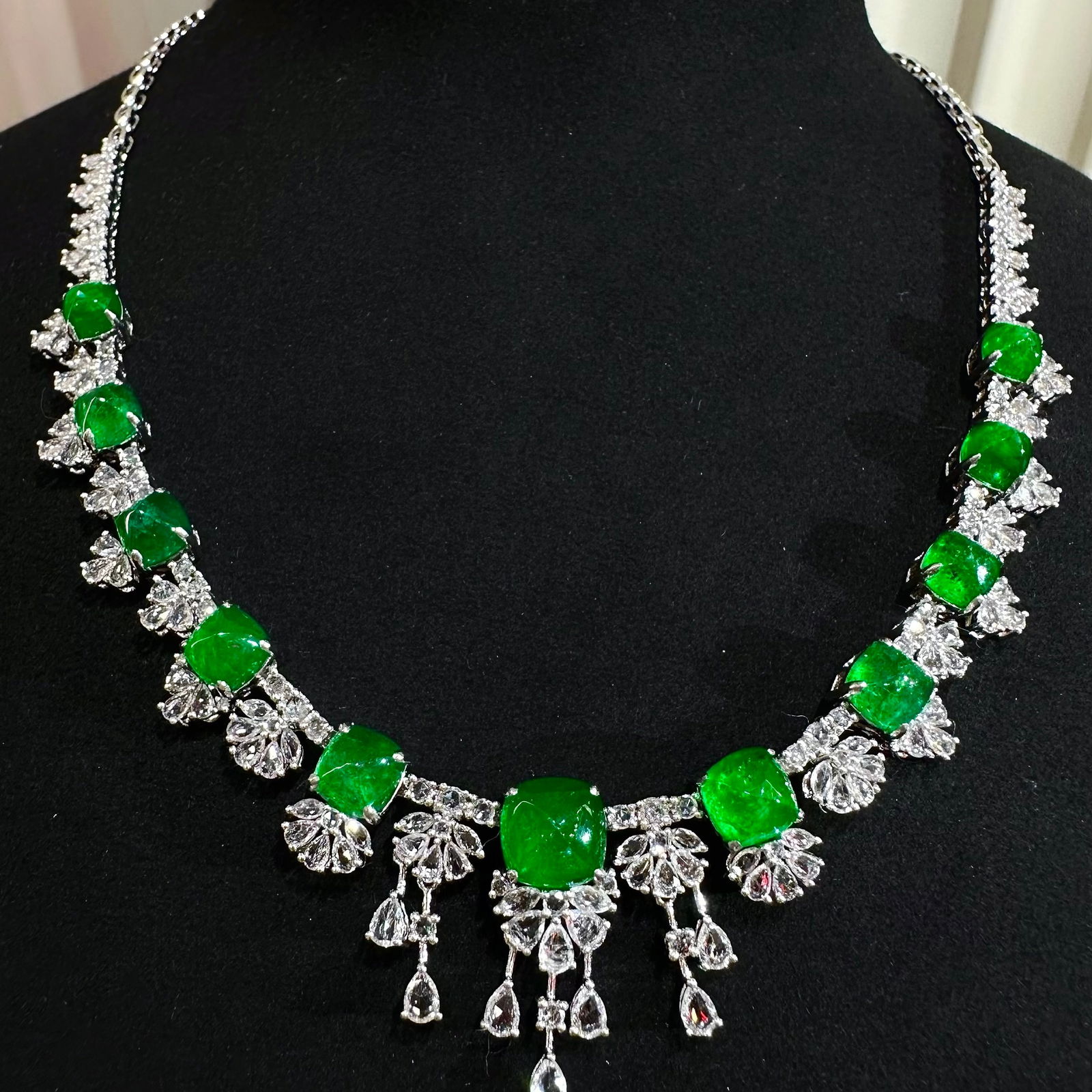 14k Gold 14.5 Ct Natural Emerald & Sapphire Necklace: Ref:231140412 // gold content:14k gold // main gemstone:emerald // shape:sugar-loaf // carat weight:14. 5ct // color:green // treatment:natural // // adjacent gemstone 2 : sapphire // shape:multiple /