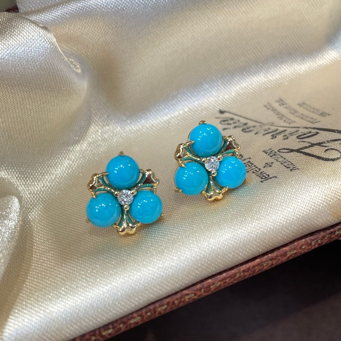 14k Gold 4 Ct Natural Blue Turquoise & Diamond Earrings: Ref:231140425 // gold content:14k gold // main gemstone:blue turquoise // shape:round // carat weight:4ct // color:blue // treatment:natural // cut grade:g // // adjacent gemstone 2 : diamond //