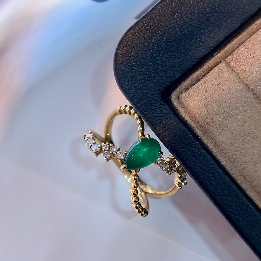 14k Gold 0.97 Ctw Vivid Green Natural Emerald & Diamond Ring - 3